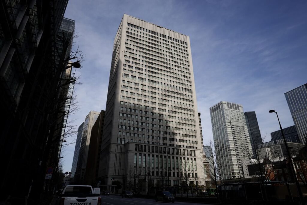 SMFG, Nippon Life in Talks to Set Up $3 Billion LBO Loan Fund